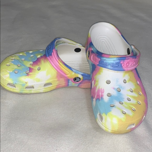 Pastel rainbow crocs deals